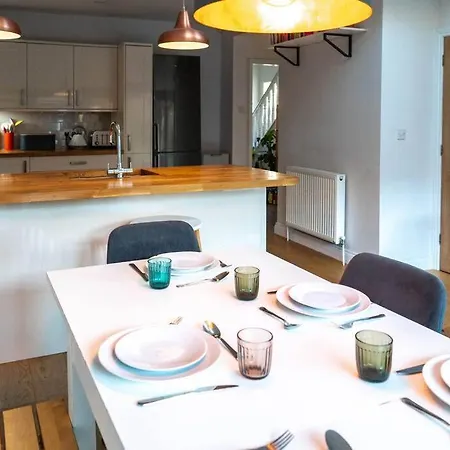 Stylish 4 Bedroom - Garden - Parking *