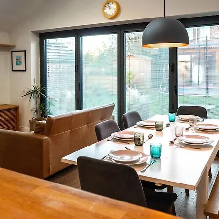 Stylish 4 Bedroom - Garden - Parking Casa vacanze *