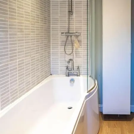 Stylish 4 Bedroom - Garden - Parking York