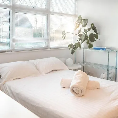 Stylish 4 Bedroom - Garden - Parking