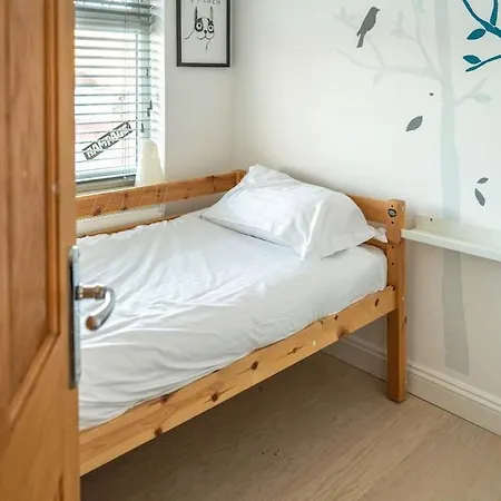 Stylish 4 Bedroom - Garden - Parking Casa vacanze *
