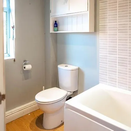 Stylish 4 Bedroom - Garden - Parking