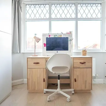 Stylish 4 Bedroom - Garden - Parking
