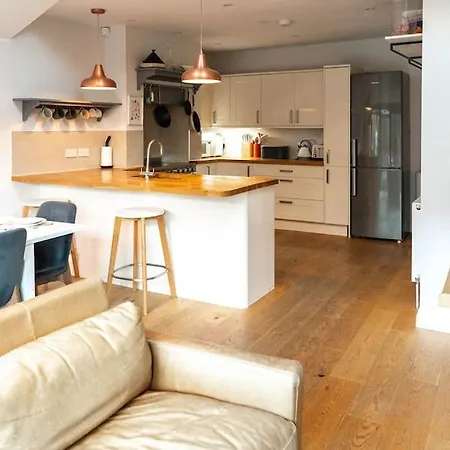 Stylish 4 Bedroom - Garden - Parking