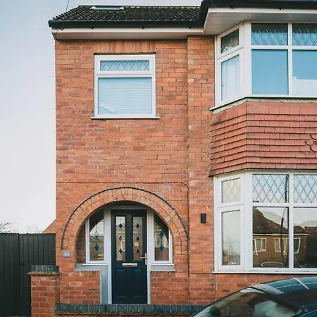 Stylish 4 Bedroom - Garden - Parking