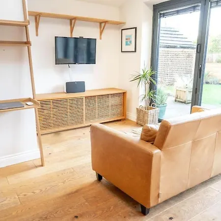 Ferienhaus Stylish 4 Bedroom - Garden - Parking