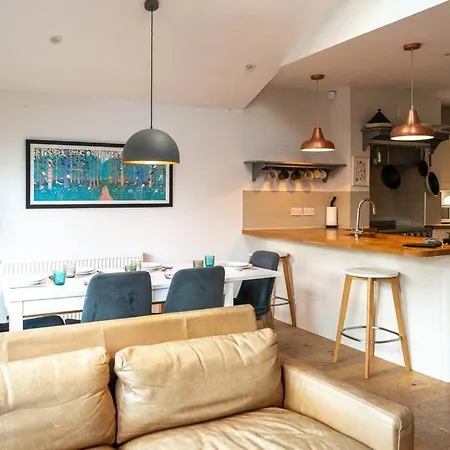 Stylish 4 Bedroom - Garden - Parking