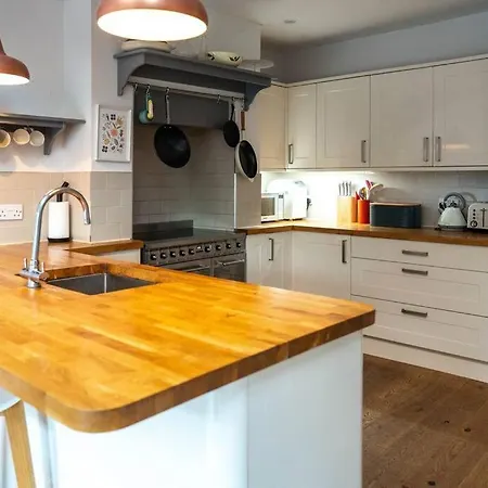 Stylish 4 Bedroom - Garden - Parking Ferienhaus *