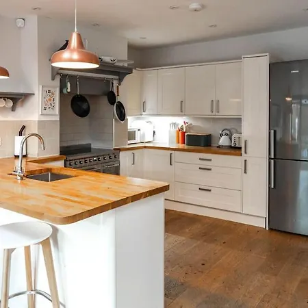 Ferienhaus Stylish 4 Bedroom - Garden - Parking *
