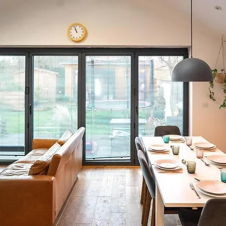 度假居 Stylish 4 Bedroom - Garden - Parking *