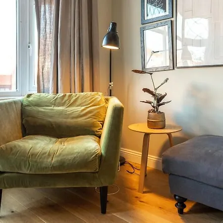 Stylish 4 Bedroom - Garden - Parking *